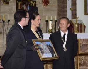 Virgina Casares, Presidenta, recibiendo el hermanamiento por parte de Marcos Ruperez, Hermano Mayor del Calvario