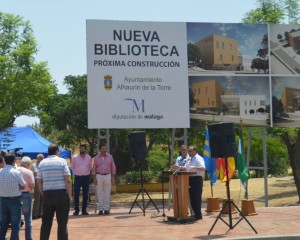 joaquin villanova y elias bendodo en solar de biblioteca
