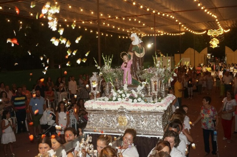 La procesión de Santa Ana pone fin a las celebraciones de la Feria de La Alquería