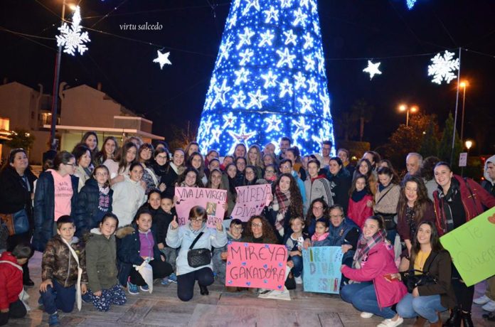 Multitudinaria recepción de Mireya Bravo en la plaza de España