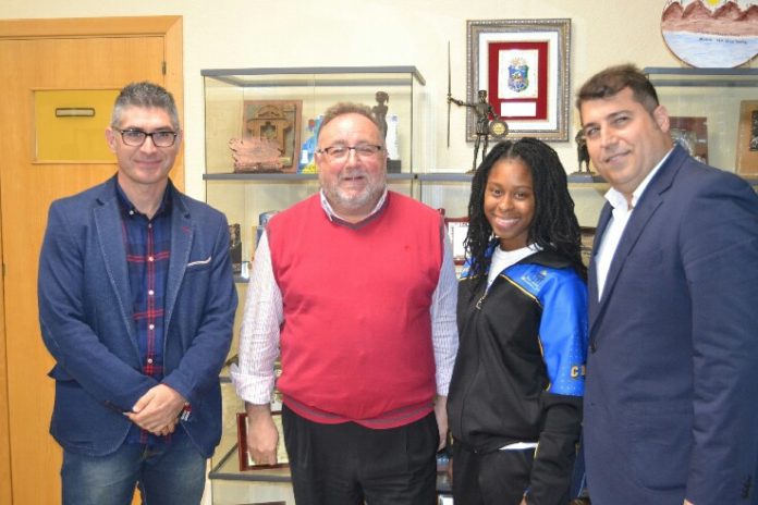 El fichaje estelar del ASISA Alhaurín de la Torre, Jay White, es presentada en el Ayuntamiento