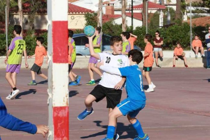 La Escuela de Balonmano de Alhaurín de la Torre participa en un torneo en Los Olivos
