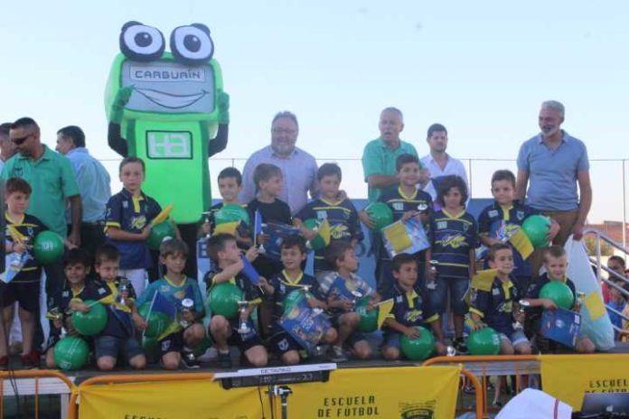 Multitudinaria fiesta fin de temporada de la Escuela de Fútbol del CD Lauro