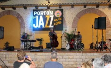 El grupo Daniel Amat Trío llevó la música del Portón del Jazz a la calle