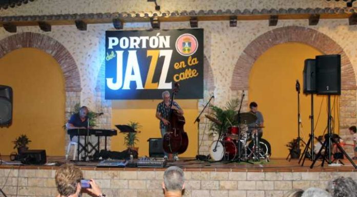 El grupo Daniel Amat Trío llevó la música del Portón del Jazz a la calle