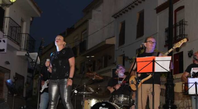 La Retro Cover Band hizo vibrar al Barrio Viejo con clásicos de décadas pasadas en ‘De Plaza en Plaza’