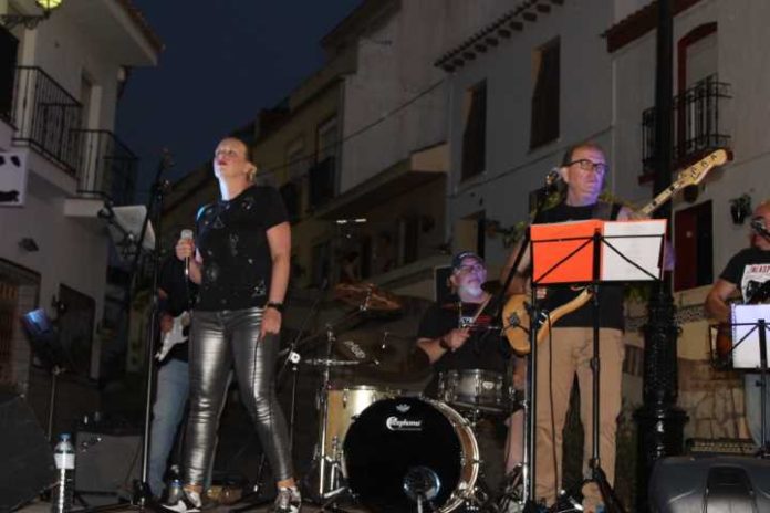 La Retro Cover Band hizo vibrar al Barrio Viejo con clásicos de décadas pasadas en ‘De Plaza en Plaza’