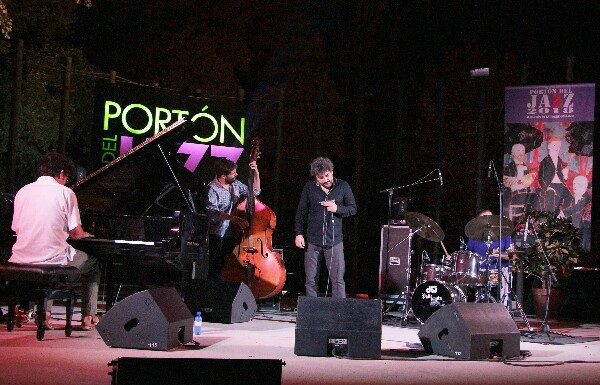 La armónica de Antonio Serrano hace vibrar al público en el tercer concierto del Portón del Jazz