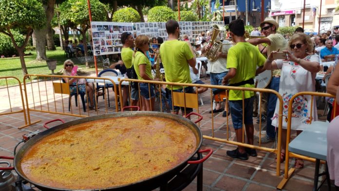 Cientos de personas disfrutaron de las celebraciones de la Verbena Popular de los 60