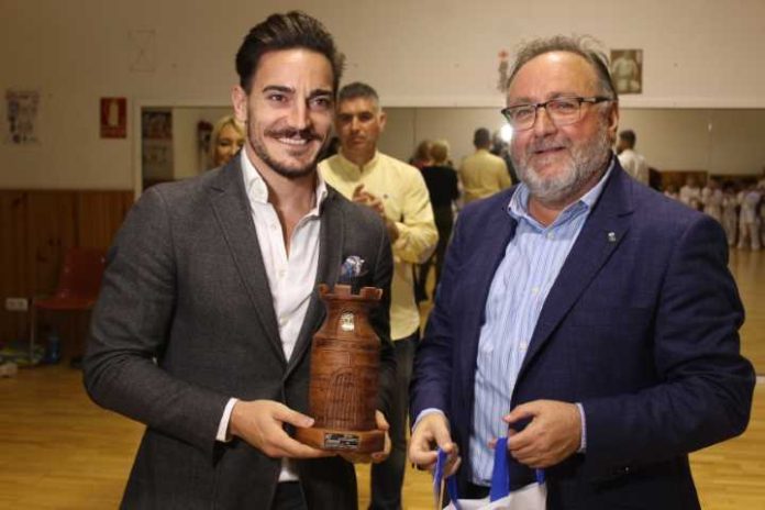 El subcampeón del mundo de Karate departe con los niños de la escuela municipal
