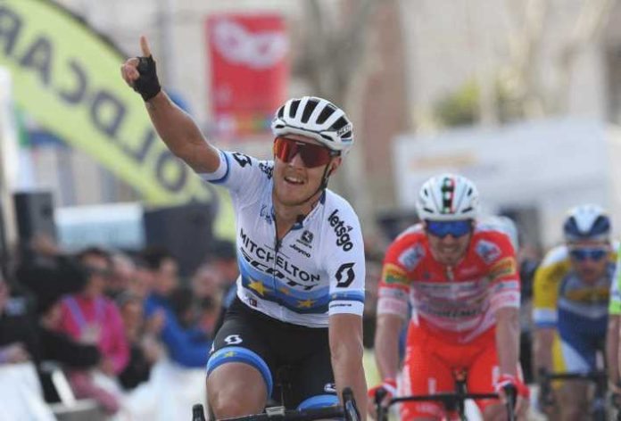 Matteo Trentin gana al sprint en Torredonjimeno en la Vuelta Andalucía