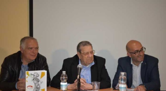 Juan Manuel Díaz presenta en Alhaurín de la Torre su nueva novela: ‘Mandeee’