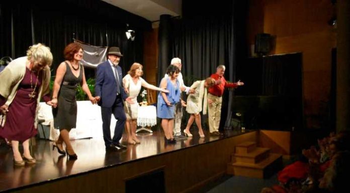 Gran éxito de la obra de teatro ‘Un divorcio de locura’, a beneficio de AMFAT