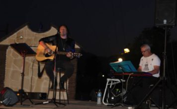 Salvi Pariente emociona al público de El Peñón en su concierto del ciclo ‘De Plaza en Plaza’