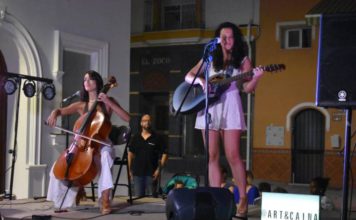El Dúo Art&Caína Ambienta con su música de autor La Plaza de Santa Ana en una velada del Ciclo De Plaza en Plaza