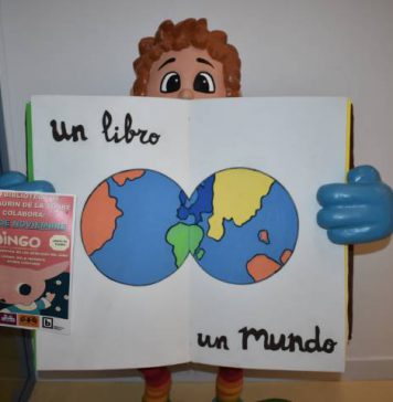 La Biblioteca Pública Municipal se llena de niños y mayores en pijama en un acto solidario
