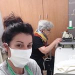 Purificación Moreno y su familia confeccionan mascarillas de manera solidaria para varias residencias de la comarca