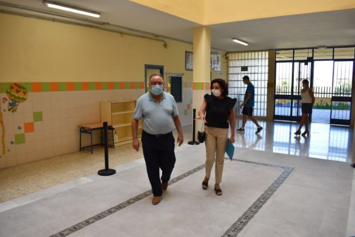 el alcalde, joaquin villanova, y pilar conde en una imagen de archivo