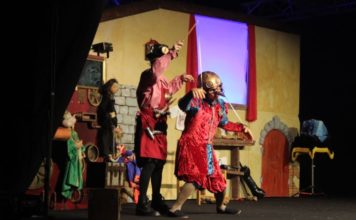 La obra ‘Pinocho’ cautiva a decenas de familias con una puesta en escena multidisciplinar en la Casa de la Juventud