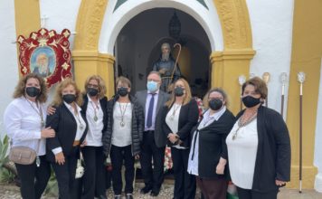 Los vecinos de Viñagrande celebran una sencilla ofrenda floral a San Francisco de Paula