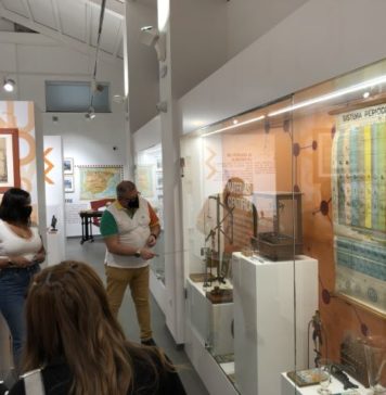 Mayores de Alhaurín de la Torre y estudiantes de Pedagogía de la UMA visitan el Museo Andaluz de la Educación