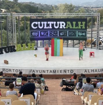 El público infantil disfruta del desparpajo de los payasos Nasu y Basi en El Portón