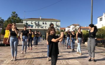 Una original «Flashmob» llena de color flamenco La Plaza de España y otros lugares emblemáticos del centro urbano