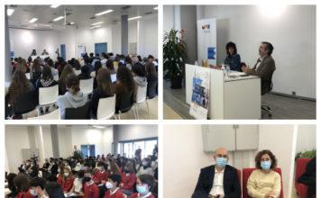 El filósofo Manuel Cruz departe con estudiantes de Bachillerato sobre Democracia y Educación