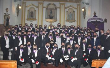 El Vía Crucis de Los Moraos llena El Barrio Viejo de esplendor y recogimiento tras el parón de 2021