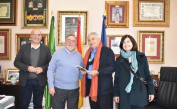Recepcion en La Alcaldía del donante de imágenes antiguas del Paso de Alhaurín de la Torre, Antonio Revilla y su esposa