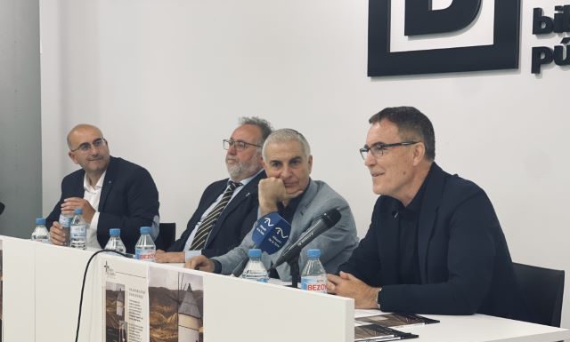 José Sarria presenta su nuevo poemario en la Biblioteca Municipal