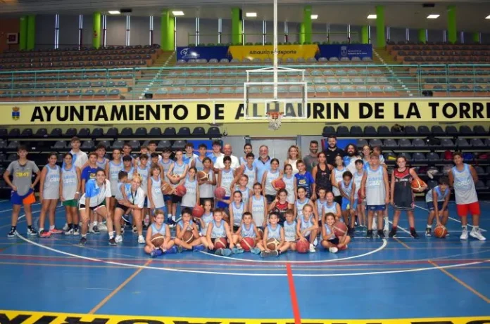 Más de 160 jóvenes participan en el Campus de Verano de baloncesto de Alhaurín de la Torre