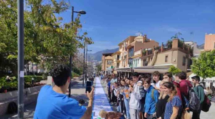 Más de medio millar de personas celebran en Benalmádena el Día Internacional de la Poesía con el Poema Gigante