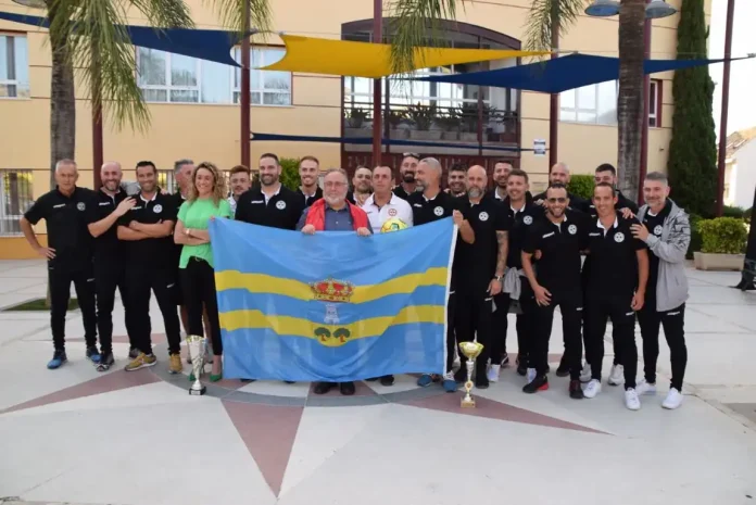 El Alcalde recibe a los Veteranos del Deportivo Alhaurín antes de disputar el XVII Torneo Internacional «Vila de Ribadeo» en Lugo