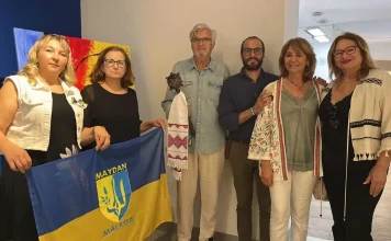Vicente Llinares dona uno de sus cuadros a la asociación de ucranianos de Málaga