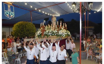 Santa Amalia recibe el cariño de los vecinos de la barriada a la que da nombre