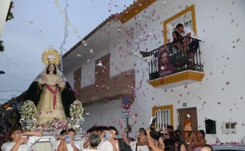 El Barrio de la Alegría se vuelca con la brillante e histórica Procesión de La Virgen de la Esperanza