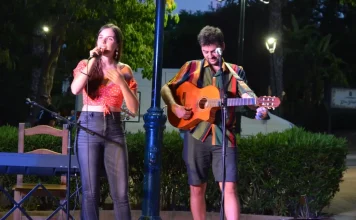 Ángela González y Fernando Macías animan el Barrio de Carranque en el segundo Concierto del Ciclo «De Plaza en Plaza 2023»