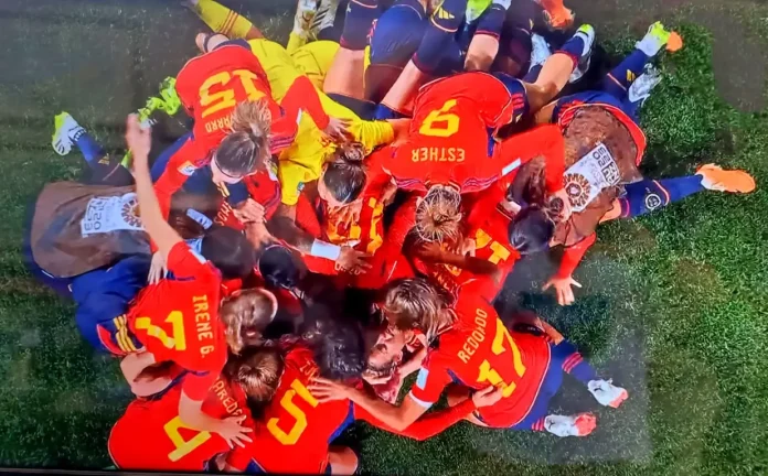 «El Fútbol Femenino Español Brilla en la Cima: Un Repaso a su Evolución Triunfal»