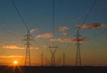 La Junta reclama al Gobierno central más infraestructuras eléctricas “para no perder proyectos y oportunidades de crecimiento”