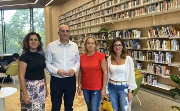 El concejal de Cultura visita la galardonada como la mejor biblioteca del mundo