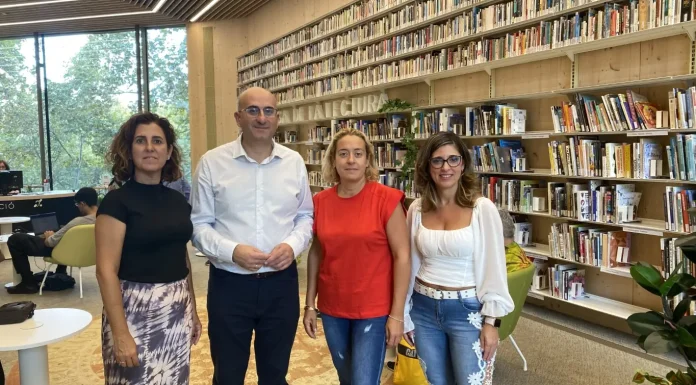 El concejal de Cultura visita la galardonada como la mejor biblioteca del mundo