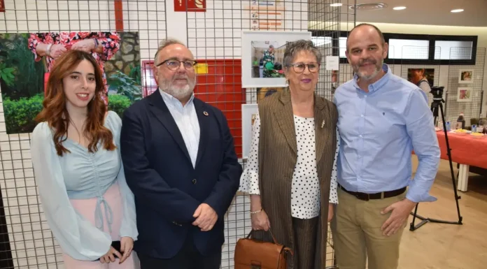 Inaugurada en el Centro del Mayor la muestra ‘La abuela’, obra de la fotógrafa alhaurina Alba Cortés