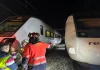 (Emergencias 112) Los pasajeros de ambos trenes fueron evacuados a Málaga en otros ferrocarriles de cercanías Trece personas han resultado heridas leves tras la colisión de dos trenes de pasajeros en Álora (Málaga), según informa Emergencias 112 Andalucía, servicio adscrito a la Consejería de la Presidencia, Interior, Diálogo Social y Simplificación Administrativa de la Junta. El suceso tuvo lugar minutos después de las 21.30 horas de ayer sábado en la estación de El Chorro. El Teléfono 112 recibió numerosas llamadas que informaban de un choque entre dos trenes de media distancia que cubrían las líneas Sevilla-Málaga y Málaga-Sevilla. En el suceso intervinieron efectivos de los Bomberos del Consorcio Provincial de Málaga, de la Guardia Civil, de la Policía Nacional, de la Policía Local, de Cruz Roja, de ADIF, de Protección Civil de Álora y del Centro de Emergencias Sanitarias 061. Como consecuencia del siniestro, trece personas, tres de ellas menores, sufrieron lesiones leves y fueron atendidos por los servicios sanitarios, y dos de ellas fueron trasladadas al hospital Valle del Guadalhorce. También asistieron en el lugar del accidente a varios pasajeros con crisis nerviosas. Fuentes de ADIF, que activó su Plan de Actuación de Emergencia, han informado de que en el tren de la línea Málaga-Sevilla viajaban 153 personas y en el de Sevilla-Málaga iban 100 pasajeros. Todos fueron evacuados en trenes de cercanías hacia Málaga. ADIF también indicó que solo el último vagón de uno de los trenes, en el que no había pasajeros, descarriló y volcó parcialmente. Personal de ADIF y mecánicos permanecen en el lugar del siniestro trabajando en la reparación de los trenes, que han sufrido cuantiosos daños.