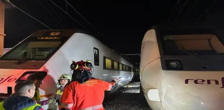 (Emergencias 112) Los pasajeros de ambos trenes fueron evacuados a Málaga en otros ferrocarriles de cercanías Trece personas han resultado heridas leves tras la colisión de dos trenes de pasajeros en Álora (Málaga), según informa Emergencias 112 Andalucía, servicio adscrito a la Consejería de la Presidencia, Interior, Diálogo Social y Simplificación Administrativa de la Junta. El suceso tuvo lugar minutos después de las 21.30 horas de ayer sábado en la estación de El Chorro. El Teléfono 112 recibió numerosas llamadas que informaban de un choque entre dos trenes de media distancia que cubrían las líneas Sevilla-Málaga y Málaga-Sevilla. En el suceso intervinieron efectivos de los Bomberos del Consorcio Provincial de Málaga, de la Guardia Civil, de la Policía Nacional, de la Policía Local, de Cruz Roja, de ADIF, de Protección Civil de Álora y del Centro de Emergencias Sanitarias 061. Como consecuencia del siniestro, trece personas, tres de ellas menores, sufrieron lesiones leves y fueron atendidos por los servicios sanitarios, y dos de ellas fueron trasladadas al hospital Valle del Guadalhorce. También asistieron en el lugar del accidente a varios pasajeros con crisis nerviosas. Fuentes de ADIF, que activó su Plan de Actuación de Emergencia, han informado de que en el tren de la línea Málaga-Sevilla viajaban 153 personas y en el de Sevilla-Málaga iban 100 pasajeros. Todos fueron evacuados en trenes de cercanías hacia Málaga. ADIF también indicó que solo el último vagón de uno de los trenes, en el que no había pasajeros, descarriló y volcó parcialmente. Personal de ADIF y mecánicos permanecen en el lugar del siniestro trabajando en la reparación de los trenes, que han sufrido cuantiosos daños.