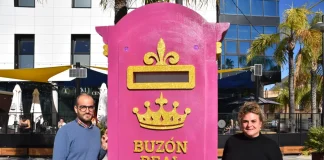 El Área de Fiestas de Alhaurín de la Torre, instala dos grandes buzones para las cartas a los Reyes Magos