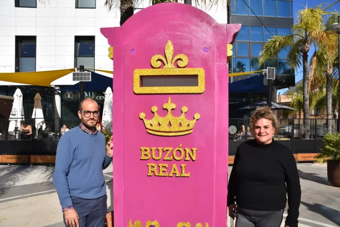 El Área de Fiestas de Alhaurín de la Torre, instala dos grandes buzones para las cartas a los Reyes Magos