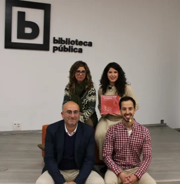 Presentado en la Biblioteca el libro ‘La distancia entre tu corazón y yo’ Presentado en la Biblioteca el libro 'La distancia entre tu corazón y yo'