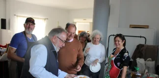 Los vecinos de Pueblo Cortijo celebran El Día del Borrachuelo con un gran almuerzo de convivencia