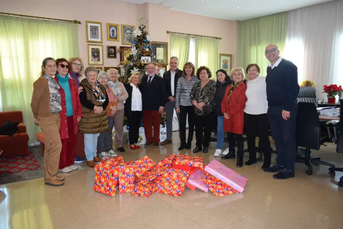 Las asociaciones de mujeres y el Ayuntamiento entregan los juguetes para los hijos de las internas de la prisión